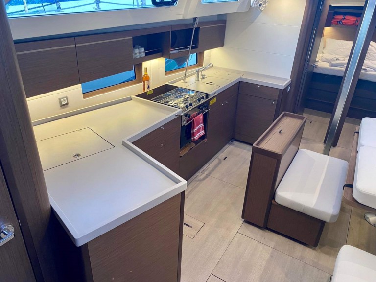 Charter a Bénéteau Oceanis 46.1 in Lávrio on Samboat