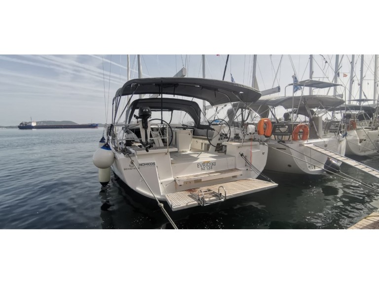 Sailboat to hire Lávrio at the best price