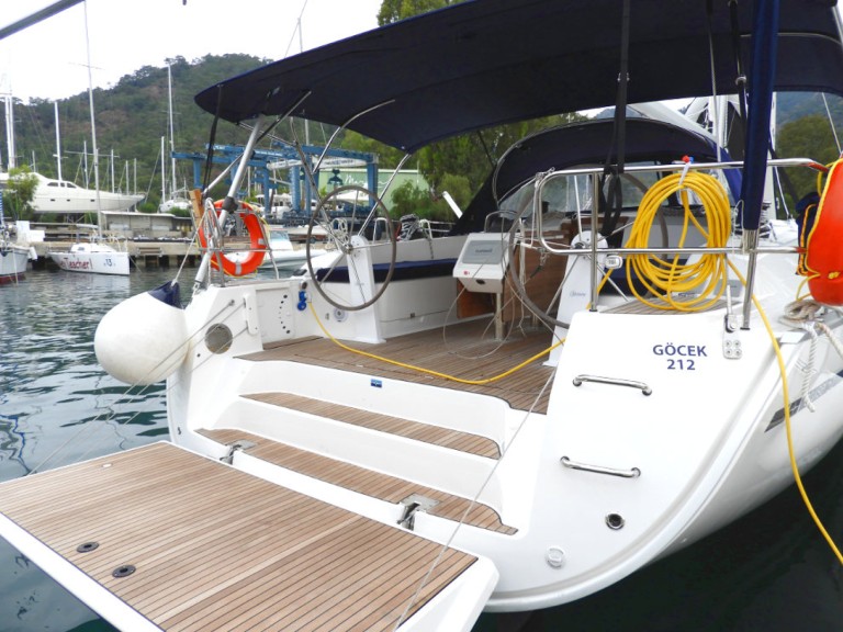 Charter a Bavaria Cruiser 51 in Lávrio on Samboat