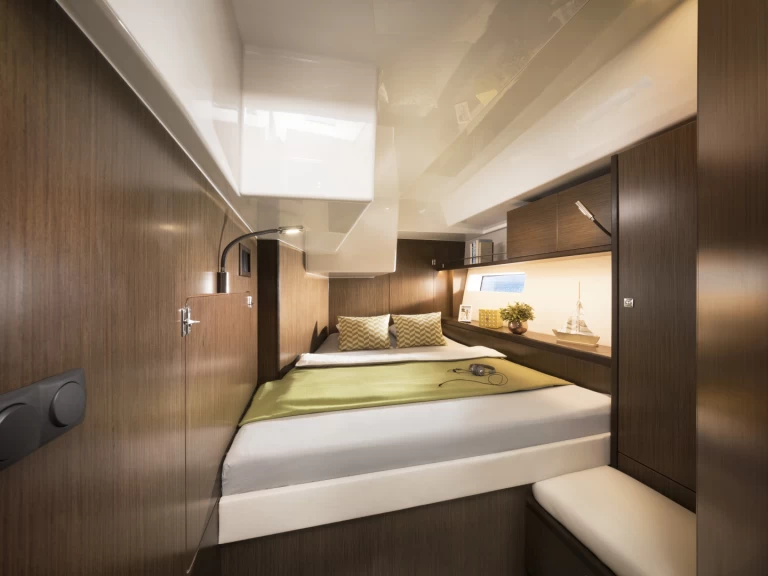 Sailboat to hire Lávrio at the best price