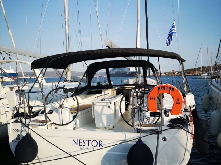 Charter a Bénéteau Oceanis 40.1 in Lávrio on Samboat