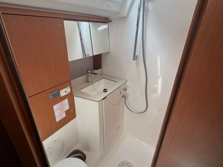 Sailboat to hire Préveza at the best price
