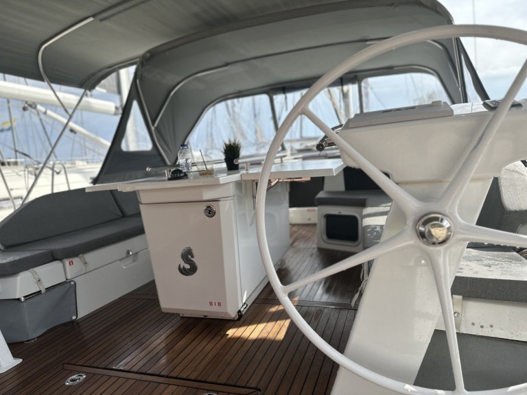 Bénéteau Oceanis 51.1 charter bareboat or skippered in  Alimos