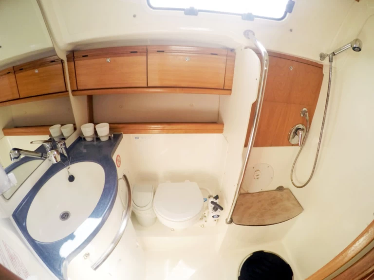 Yacht charter Lávrio - Bavaria Bavaria 42 Cruiser on SamBoat