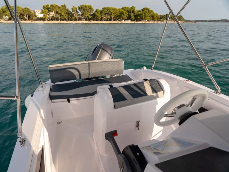 Hire Motorboat  with a boat licence