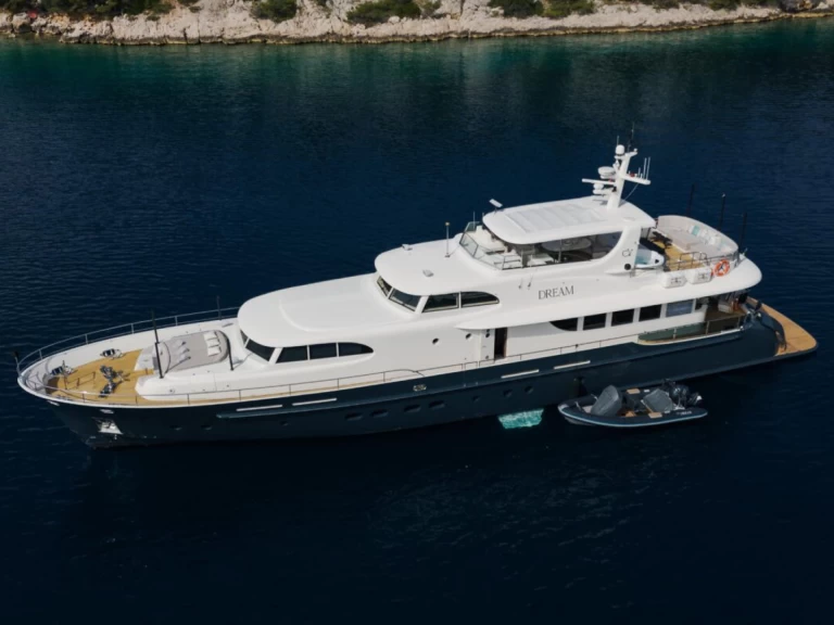 Yacht hire Šibenik cheap Luxury Motor Yacht 