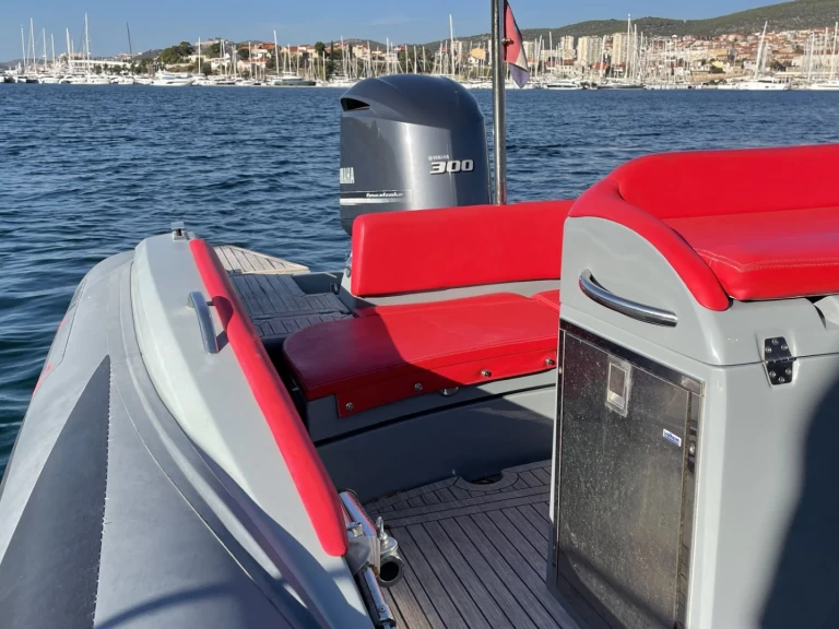 Hire Motorboat Lomac with a boat licence