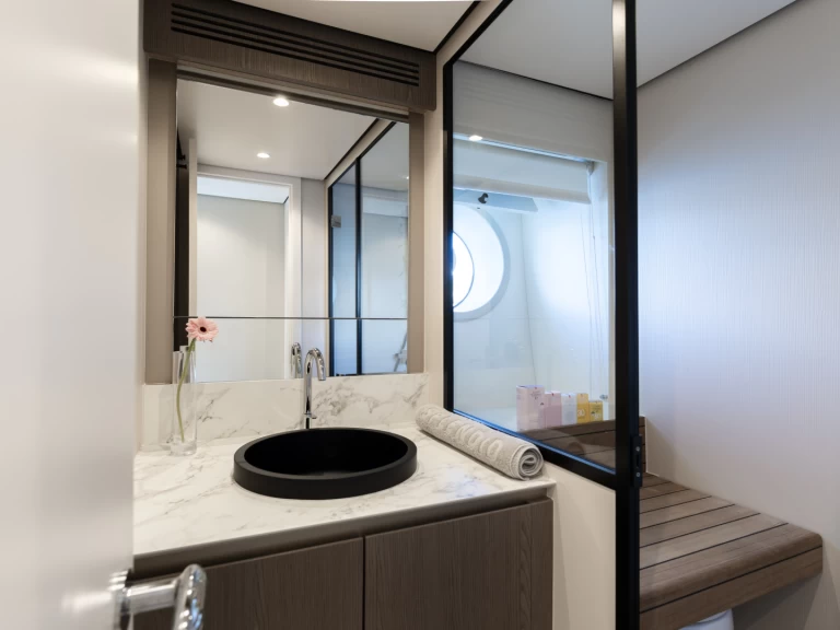 Hire Motorboat Azimut with a boat licence