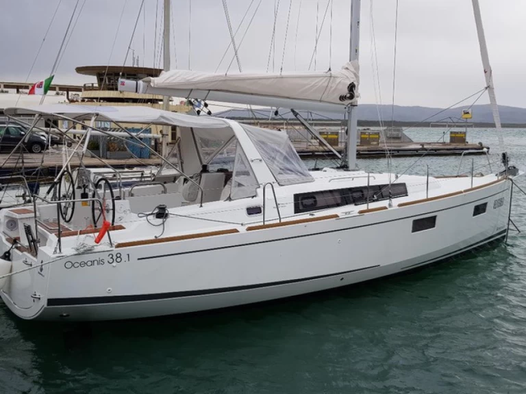 Sailboat hire in Bocca di Magra - Bénéteau Oceanis 38.1