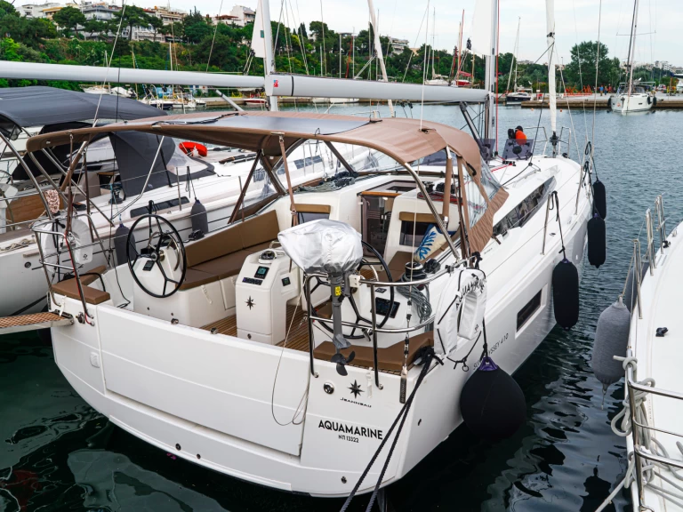 Charter a Jeanneau Sun Odyssey 410 in Lefkáda on Samboat