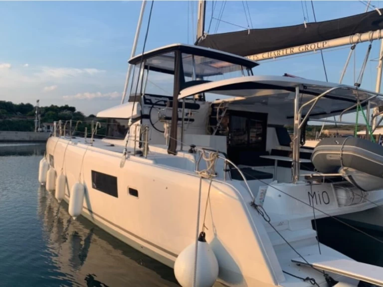 Yacht hire Lefkáda cheap Lagoon 42