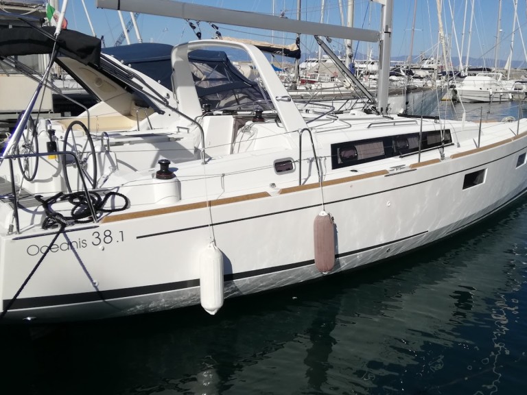 Hire Sailboat with or without skipper Bénéteau Vibo Marina