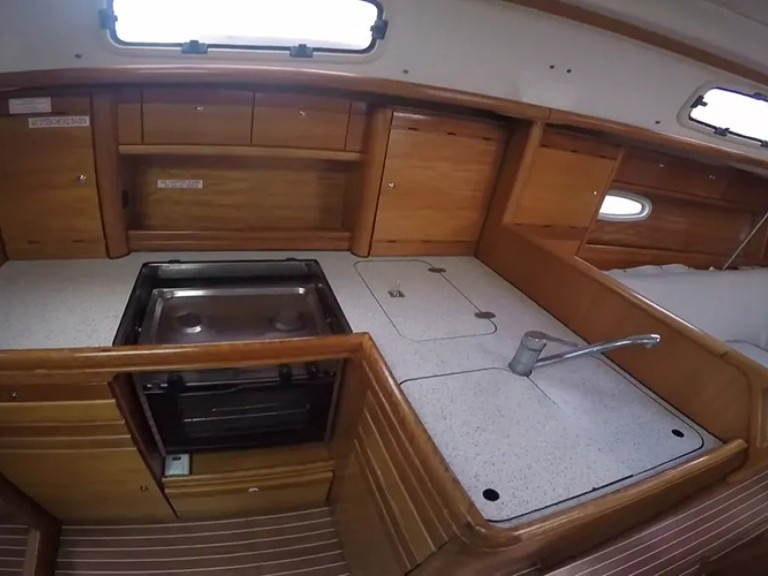 Hire a Bavaria Bavaria 37 Lefkáda