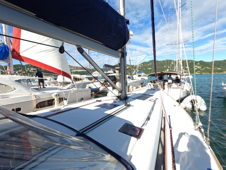 Charter a Bénéteau Oceanis 48 in Road Town on Samboat