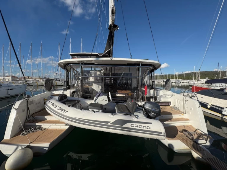 Hire Catamaran Lagoon with a boat licence