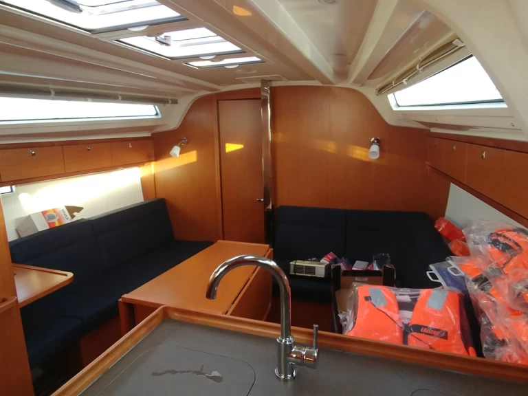 Hire Sailboat Bavaria with a boat licence