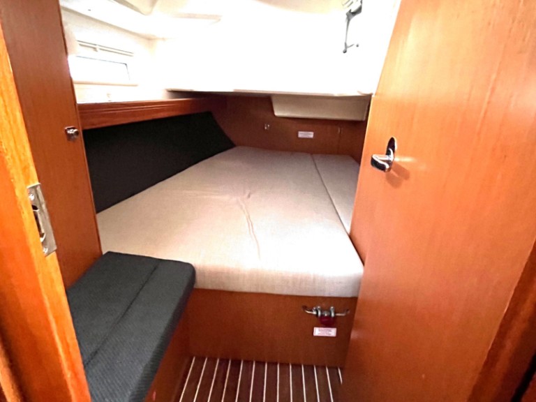 Sailboat to hire Sukošan at the best price