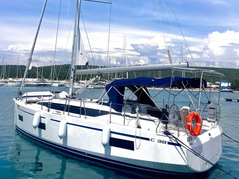 Hire Sailboat Bavaria with a boat licence