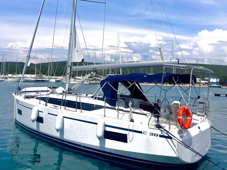 Hire Sailboat Bavaria with a boat licence