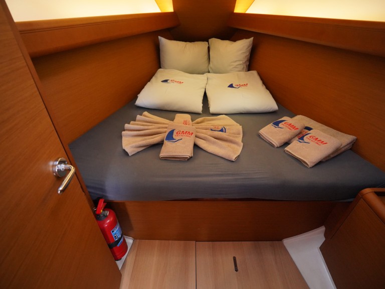 Hire Sailboat Jeanneau with a boat licence