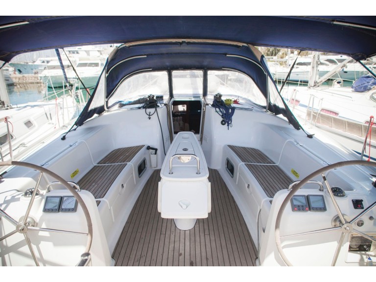 Hire a Bénéteau Cyclades 50.5 Alimos