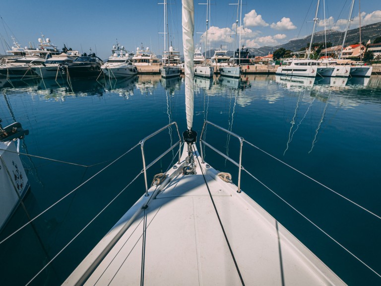 Hire Sailboat Jeanneau with a boat licence