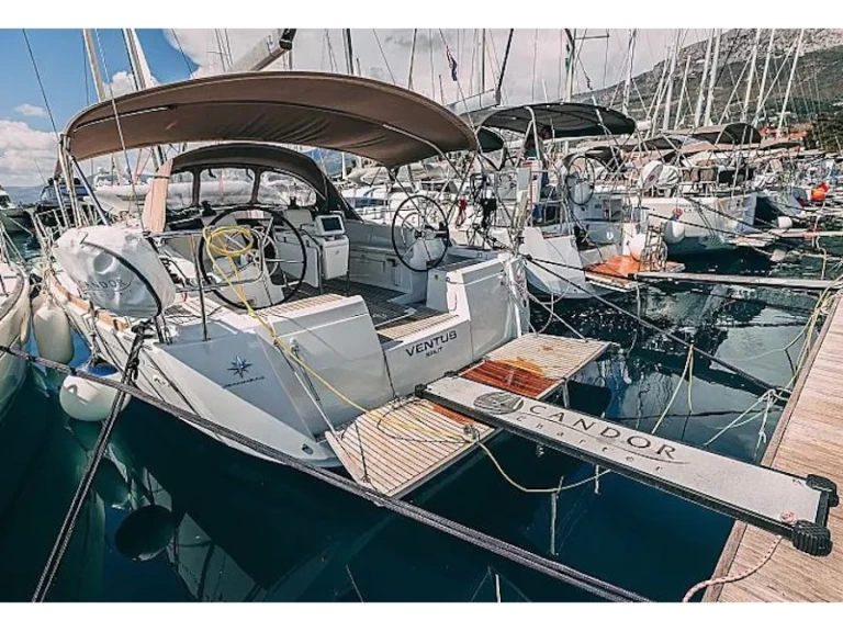 Hire Sailboat Jeanneau with a boat licence