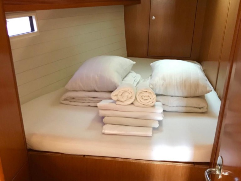 Hire a Bavaria Bavaria 45 Cruiser Lefkáda