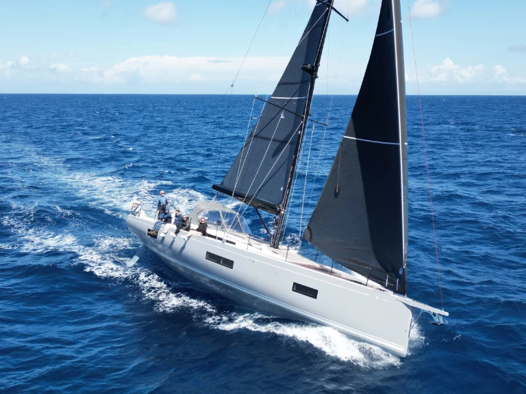 Sailboat to hire Lávrio at the best price