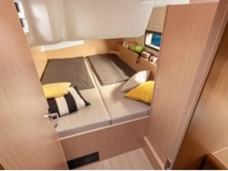Yacht hire Primošten cheap Bavaria C42