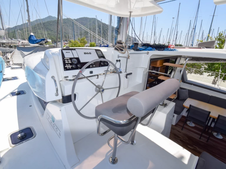 Hire Catamaran Lagoon with a boat licence