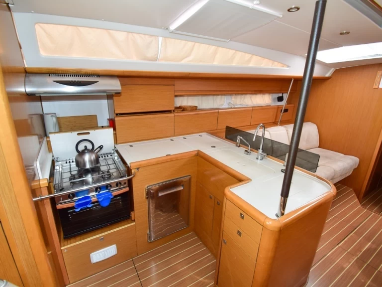 Hire Sailboat Jeanneau with a boat licence