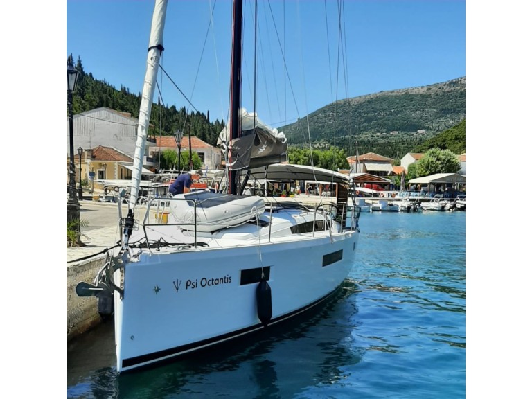 Charter a Jeanneau Sun Odyssey 410 in Préveza on Samboat