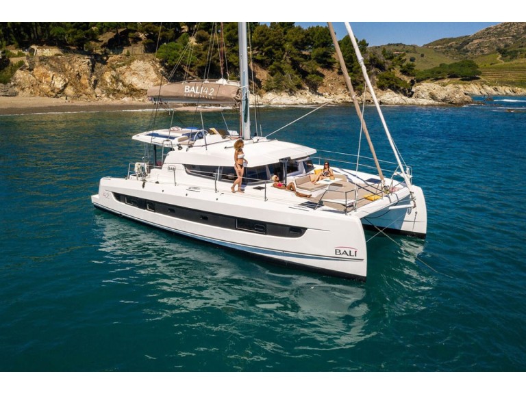 Yacht hire Golfo Aranci cheap Bali 4.2