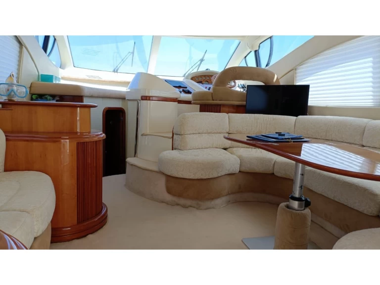 Hire Motorboat Azimut with a boat licence