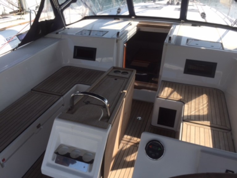 Hire Sailboat Bavaria with a boat licence