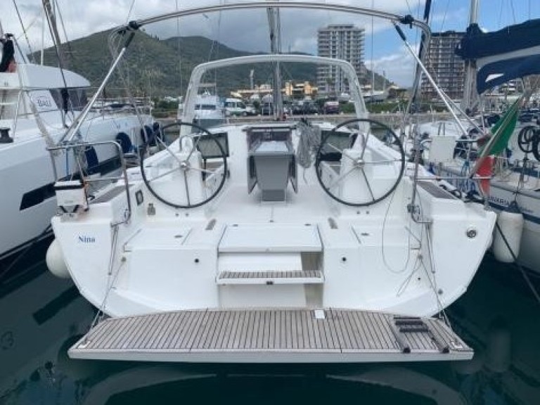 Hire a Bénéteau Oceanis 41.1 Salerno