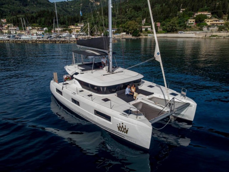Catamaran to hire Lávrio at the best price