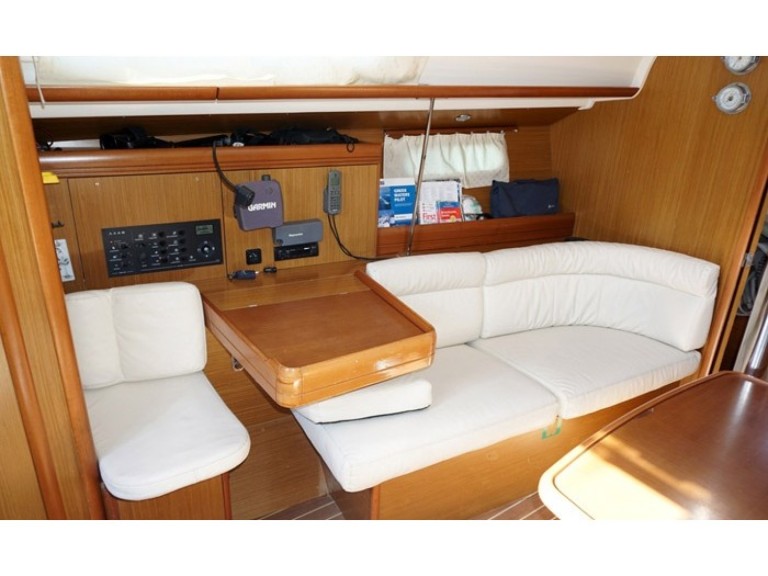 Hire Sailboat Jeanneau with a boat licence