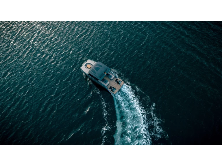 Charter a Vanguard Tesoro T41 in Paros (Island) on Samboat