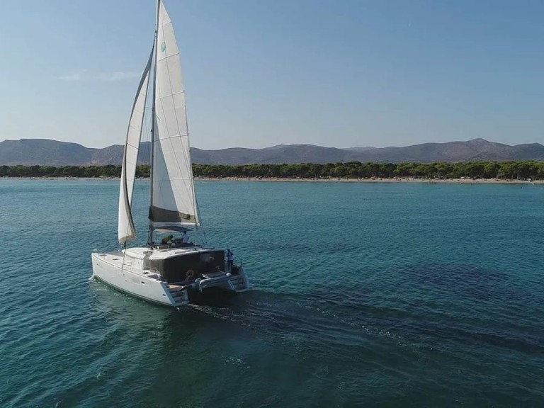 Hire Catamaran Lagoon with a boat licence