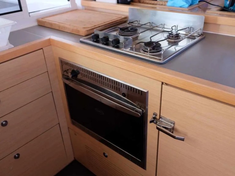 Catamaran to hire Lefkáda at the best price