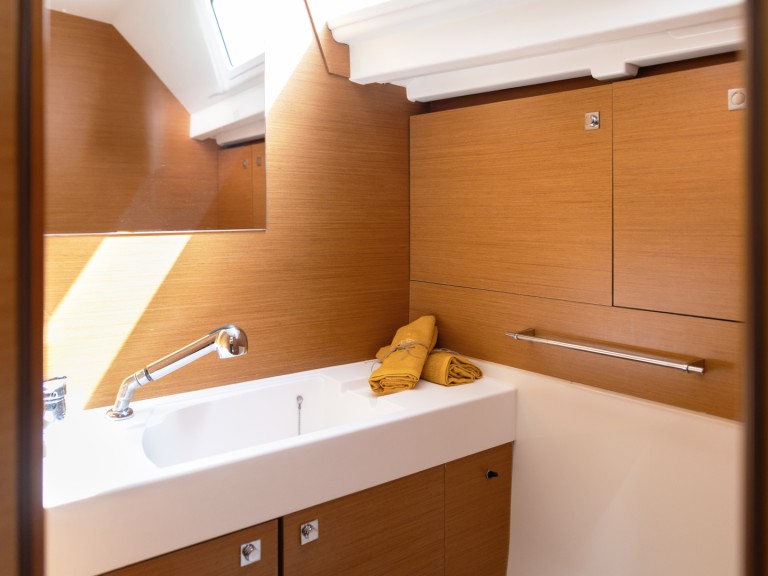 Sailboat to hire Préveza at the best price