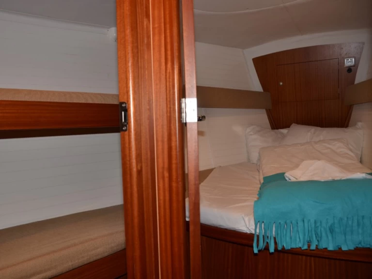 Hire Sailboat Delphia with a boat licence