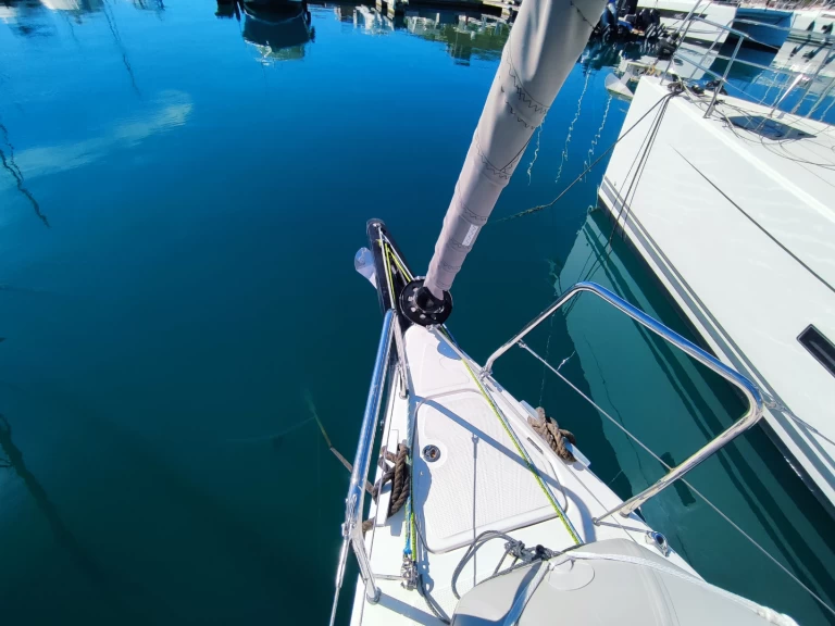 Sailboat to hire Lávrio at the best price