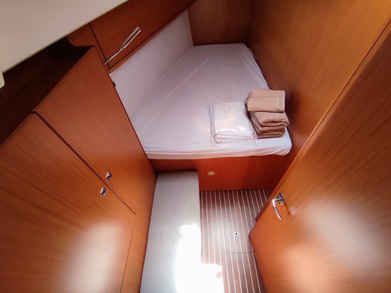 Hire Sailboat Bavaria with a boat licence