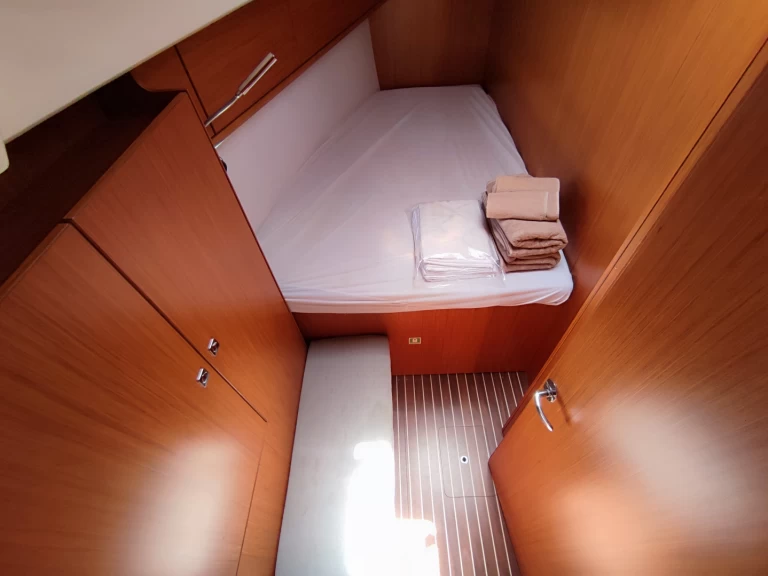 Hire Sailboat Bavaria with a boat licence