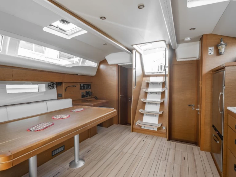 Hire Sailboat Jeanneau with a boat licence