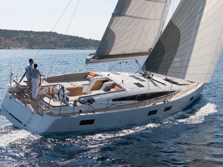 Sailboat to hire Lávrio at the best price
