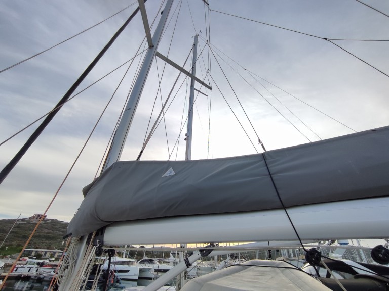 Sailboat to hire Lávrio at the best price